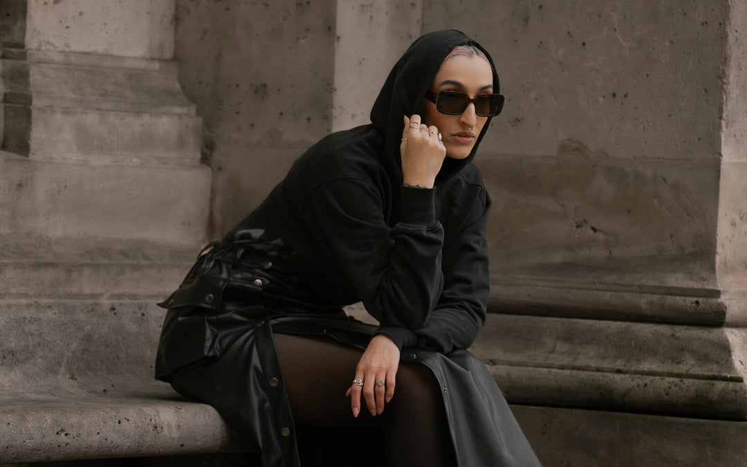 Comment associer une jupe en simili cuir avec un hoodie